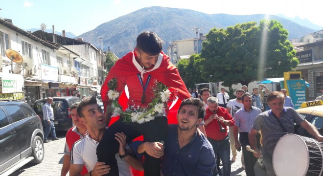 Dünya 3.'sü Ergen'e coşkulu karşılama