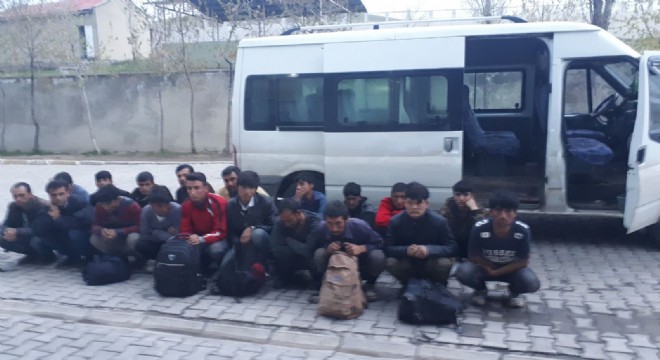 ‘Dur' ihtarına uymayan minibüste 32 göçmen çıktı