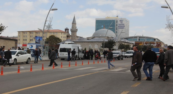 Durakta  unutulan bavullar, polisi alarma geçirdi