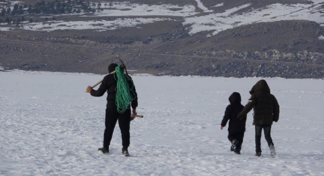 Ekmeklerini 'buzdan' çıkarıyorlar