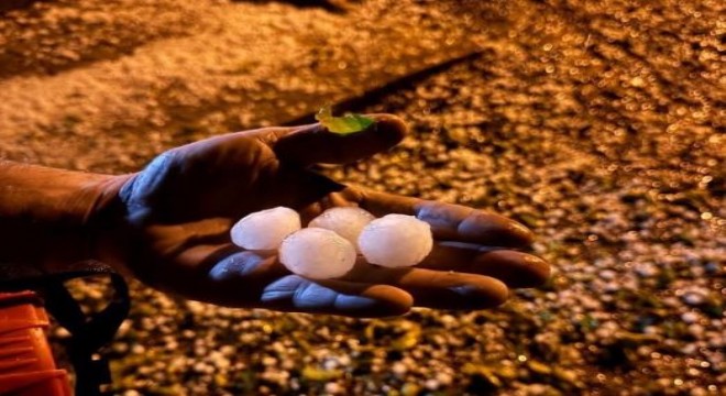 Elazığ'da ceviz büyüklüğünde dolu yağdı