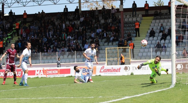 Elazığspor, A. Demirspor'u ateş hattına attı