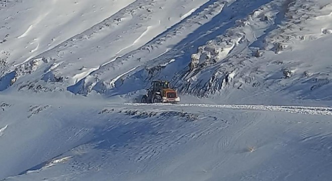 Eleşkirt'te çığ engeli kaldırıldı, 55 köy yolu ulaşıma açıldı