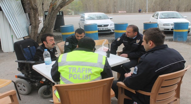 Engelli vatandaştan polislere sürpriz