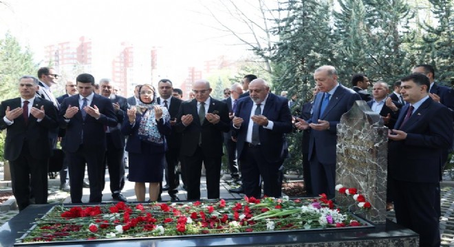 Erdoğan, Alparslan Türkeş'in kabrini ziyaret etti.