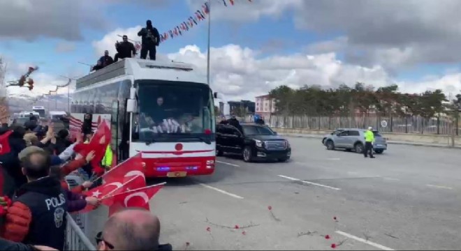 Erdoğan'a karanfilli karşılama