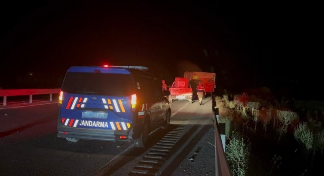 Erzincan yolunda traktör ile otomobil çarpıştı: 2 yaralı