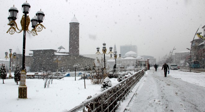 Erzurum 2018'e kar yağışıyla girdi