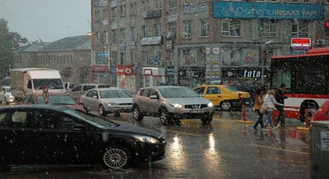 Erzurum'a yılın ilk karı düştü