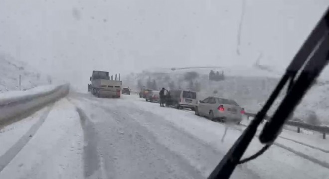 Erzurum'da Mayıs'ta kar sürprizi