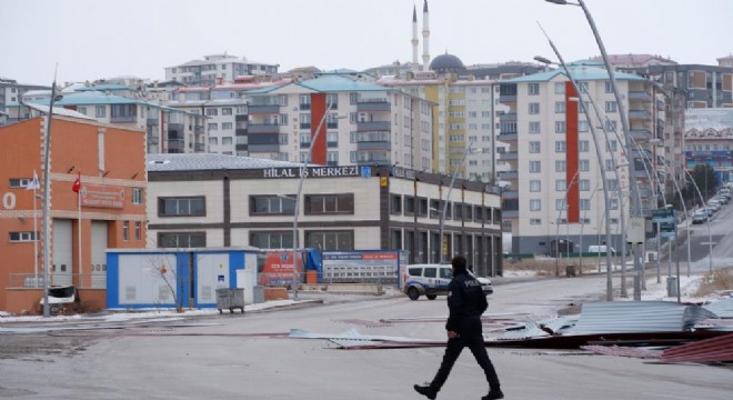 Erzurum'da fırtına çatıları uçurdu