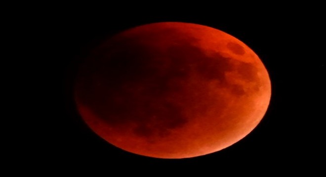 Erzurum'da kanlı ay tutulması