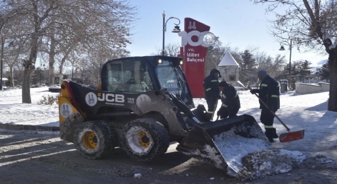 Erzurum'da karla mücadelede 7/24 mesai