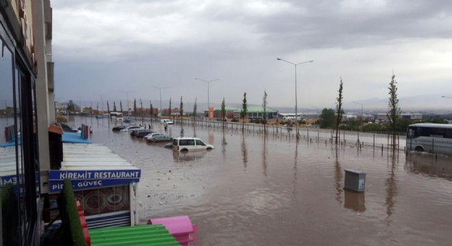 Erzurum'da kuvvetli yağış sele neden oldu