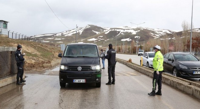 Erzurum'da polis denetimleri sürüyor