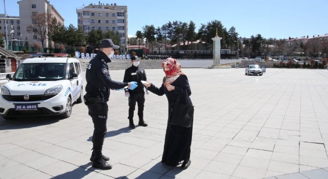 Erzurum'da polis maske dağıttı