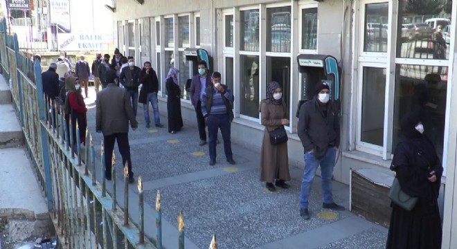 Erzurum'da polisten sosyal mesafe hassasiyeti
