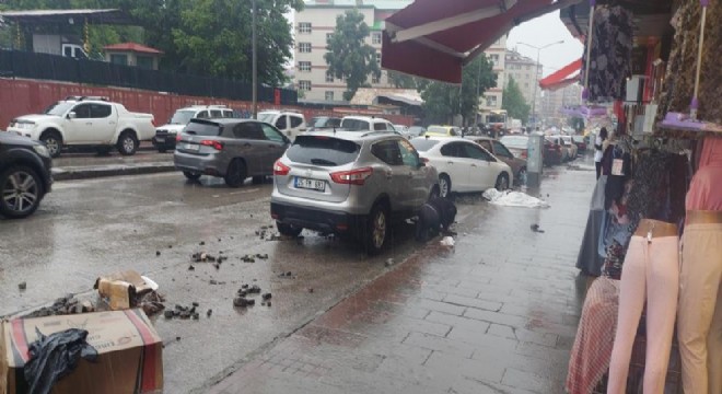 Erzurum'da sağanak yağış sele dönüştü