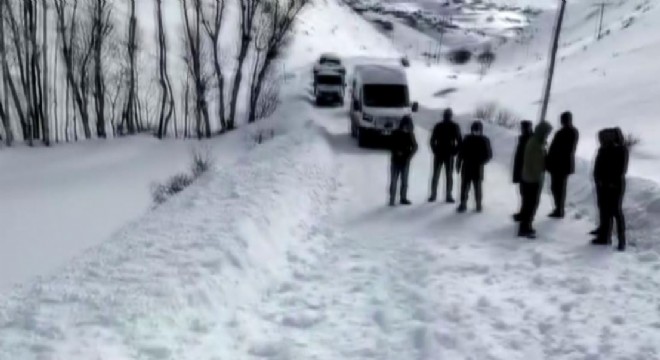 Erzurum'da üçüncü çığ, 10 araç mahsur kaldı