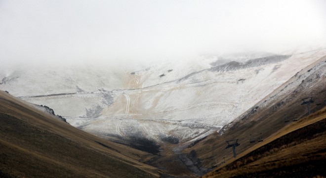 Erzurum'da yüksek kesimlere kar yağdı