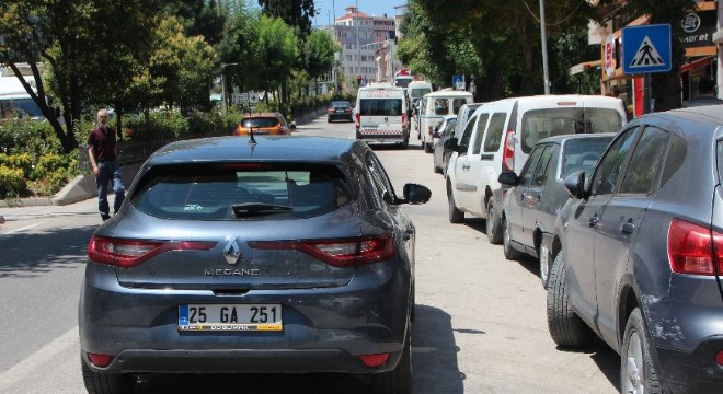 Erzurum'dan İzmir'e giderken kaza geçirdiler: 1 yaralı