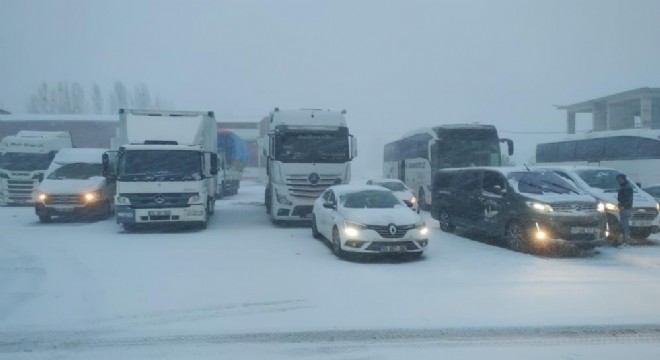 Erzurum'un Erzincan ve Bayburt yolları trafiğe kapatıldı