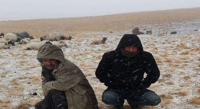 Erzurum'un yüksek kesimlerine kar yağdı