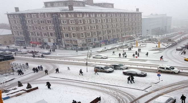 Erzurum yeniden beyaza büründü