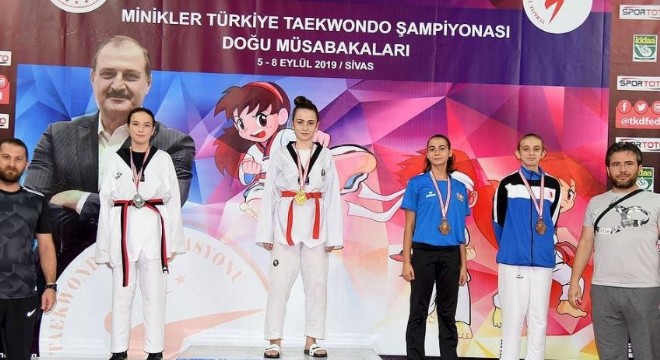 Erzurumlu minik taekwondocular Sivas'ta yarıştı
