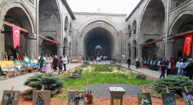 Eserlerini Çifte Minareli Medrese'de sergilediler