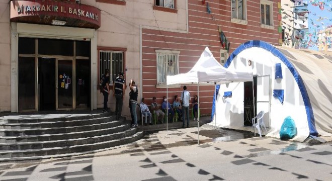 Evlat nöbeti direnişine 2 aile daha katıldı