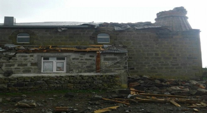 Fırtına cami minaresini yıktı