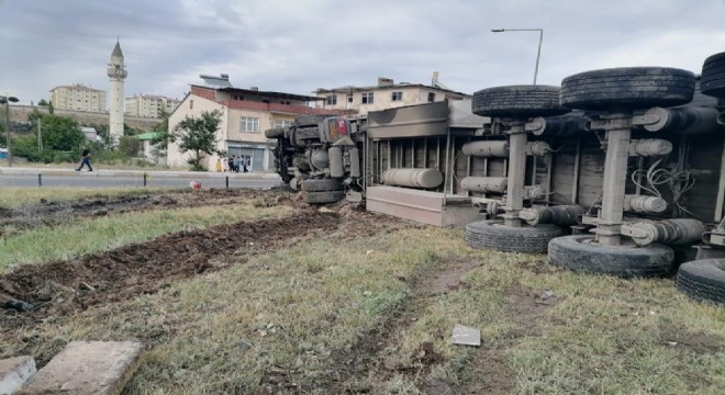 Freni boşalan tır dehşet yaşattı