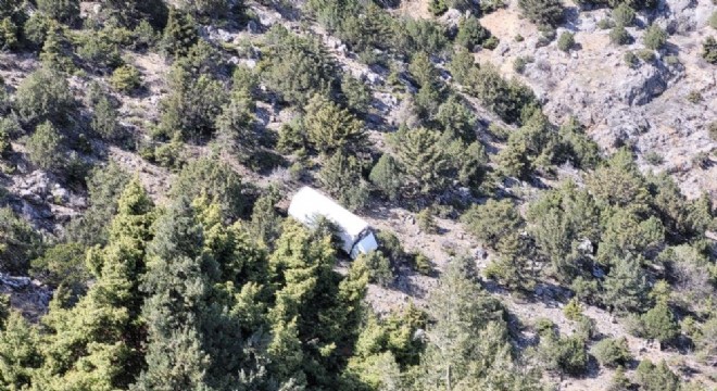 Freni patlayan kamyon uçuruma yuvarlandı