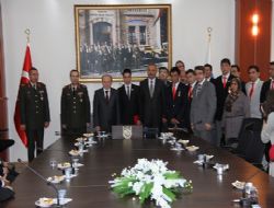 Gazi Çelik'e Övünç Madalyası 