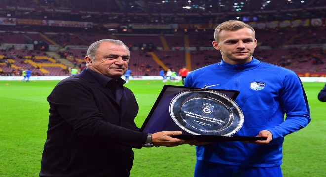 Galatasaray'dan Lennart Thy'e plaket