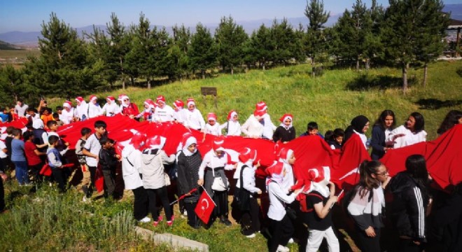 Gençler 15 Temmuz anısına Palandöken'e yürüdü