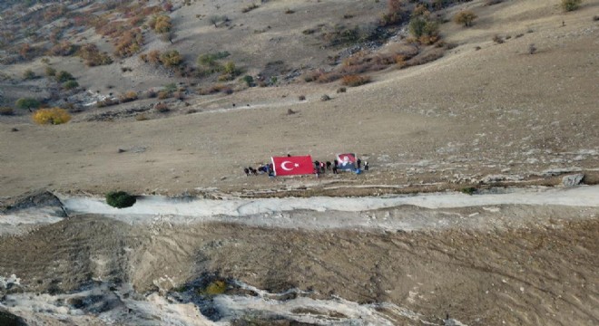 Gençler zirvede Atatürk'ü andı