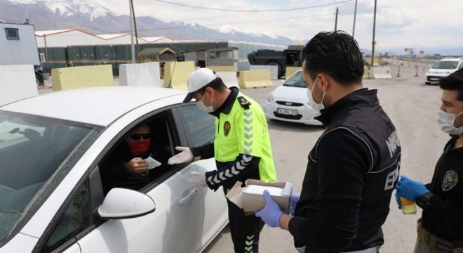 Güvenlik güçleri vatandaşlara maske dağıttı