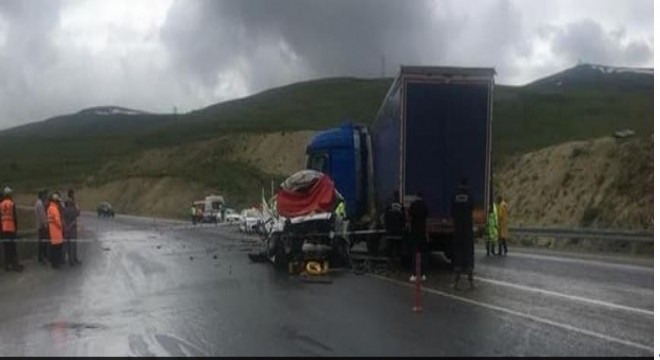 Güzelyayla'da kamyonet tırla çarpıştı: 2 ölü