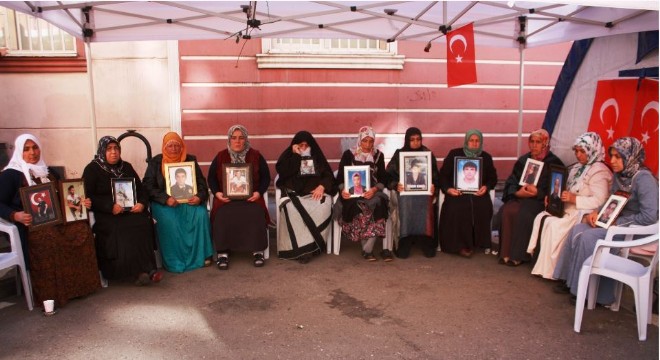 HDP önündeki ailelerin evlat nöbeti 70'inci günde