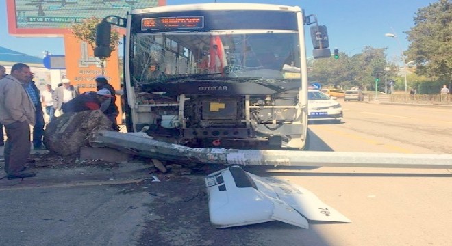 Halk otobüsü direğe çarptı: 2 yaralı