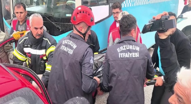 Halk otobüsü ile otomobil çarpıştı: 4 yaralı