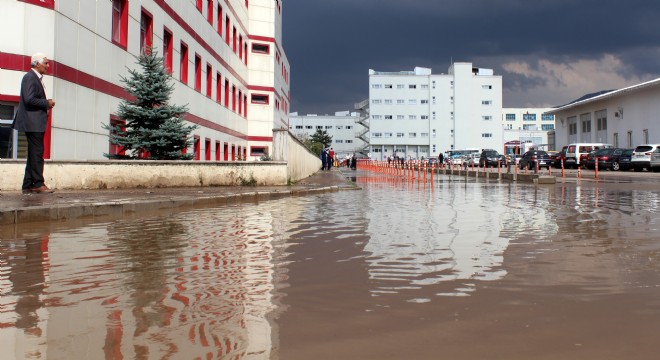 Hastane bahçesini su bastı