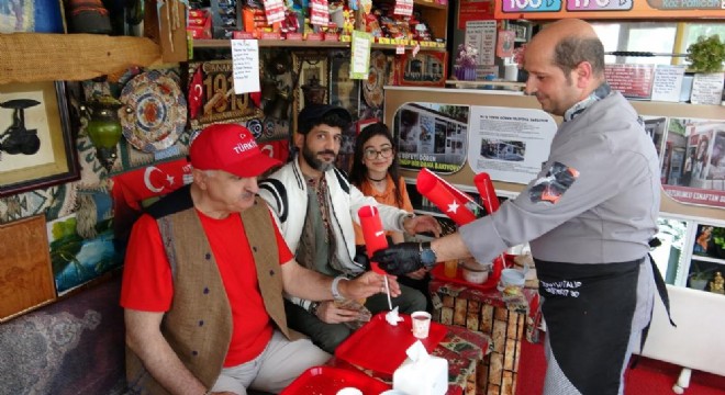 Her müşteriye Türk bayrağı hediye ediyor