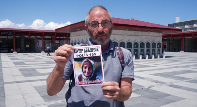 Her yerde annesini arıyor
