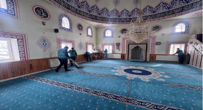 Hınıs'ta yükümlüler camilerde temizlik yaptı