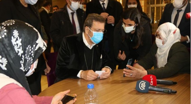 Hisarcıklıoğlu'dan evlat nöbetindeki ailelere destek