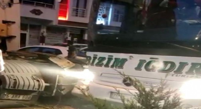 Horasan'da çekici ile yolcu otobüsü çarpıştı