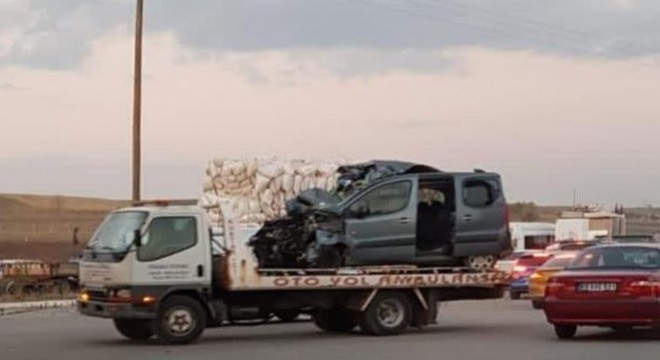 Horasan'da kamyonet traktöre çarptı: 2 yaralı